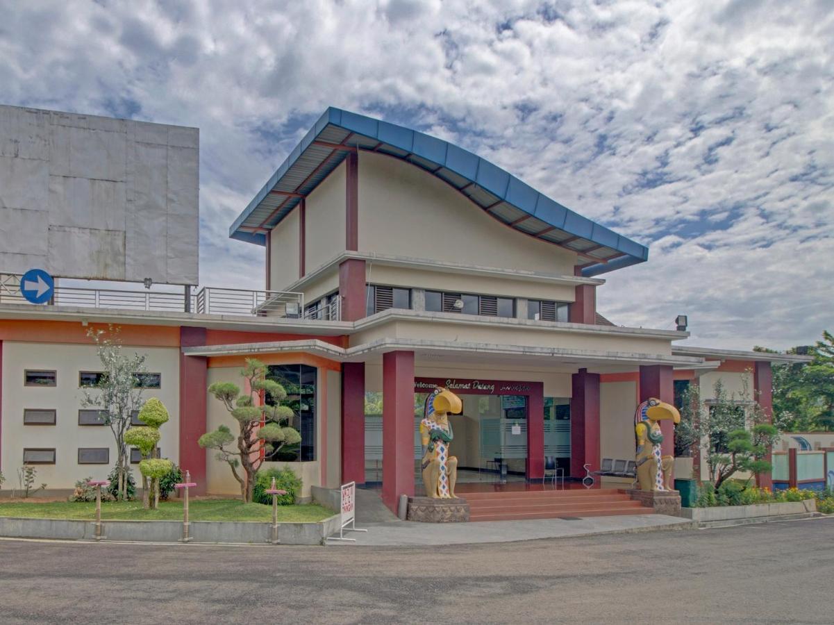 Oyo 89997 Hotel Bumi Kedaton Waterpark Bandar Lampung Exteriör bild