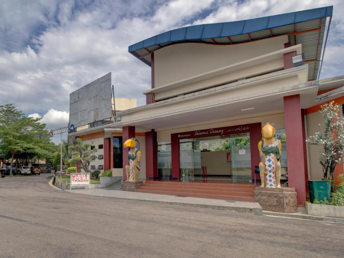 Oyo 89997 Hotel Bumi Kedaton Waterpark Bandar Lampung Exteriör bild