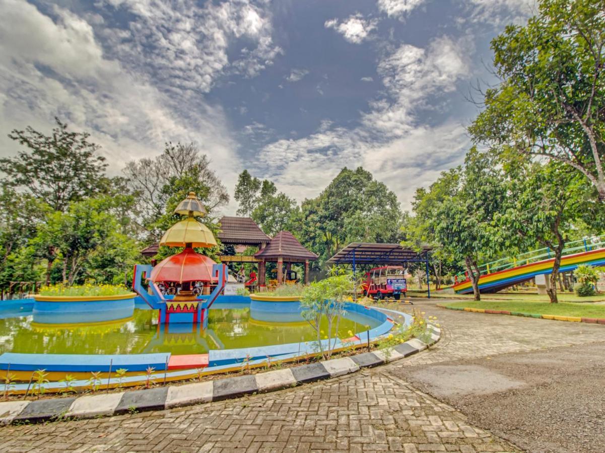 Oyo 89997 Hotel Bumi Kedaton Waterpark Bandar Lampung Exteriör bild